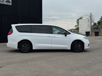 2024 Chrysler Pacifica Hybrid photo 5