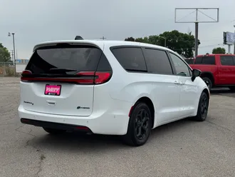 2024 Chrysler Pacifica Hybrid photo 6