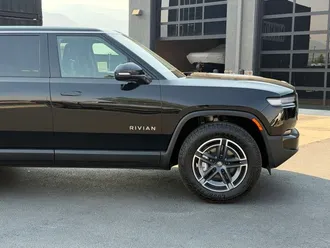 2025 Rivian R1S photo 3