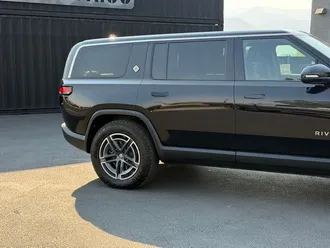 2025 Rivian R1S photo 4