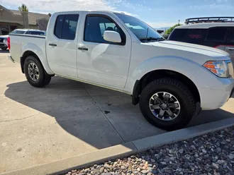2018 Nissan Frontier Crew Cab photo 2