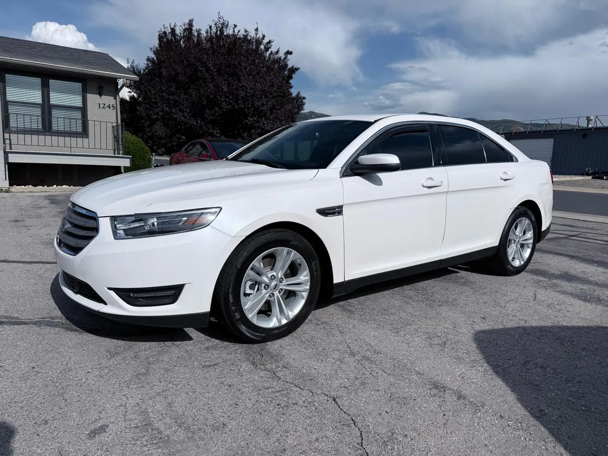 2018 Ford Taurus 4dr Sdn SEL