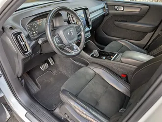 2019 Volvo XC40 T5 R-Design photo 2