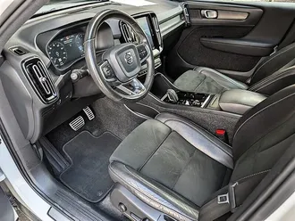 2019 Volvo XC40 T5 R-Design photo 2