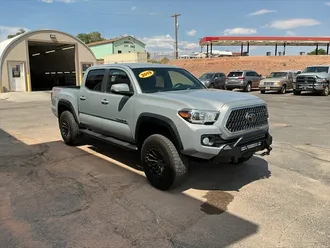 2019 Toyota Tacoma TRD Off-Road photo 2