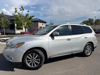 2016 Nissan Pathfinder photo 2