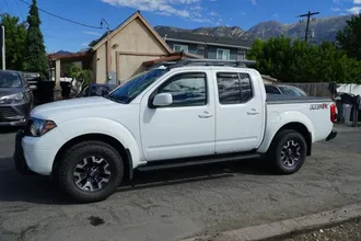 2016 Nissan Frontier Crew Cab photo 2