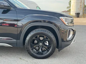 2024 Volkswagen Atlas photo 3