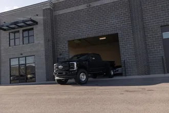 2025 Ford F350 Super Duty Crew Cab photo 3