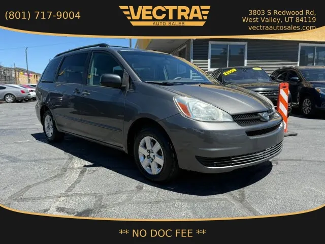 2004 Toyota Sienna LE Minivan 4D