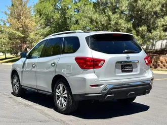 2018 Nissan Pathfinder photo 3