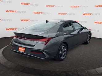 2025 Hyundai Elantra photo 5