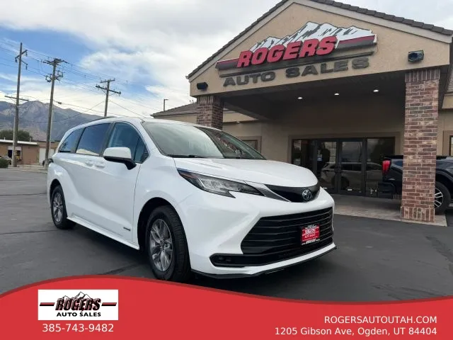 2021 Toyota Sienna LE Minivan 4D