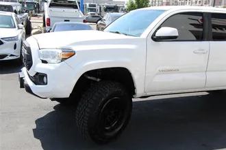 2019 TOYOTA TACOMA photo 5