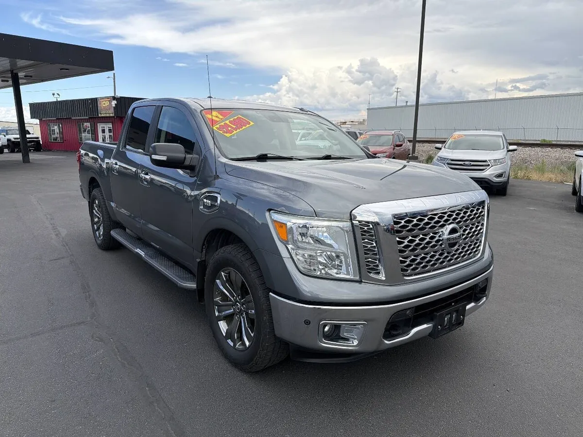 2017 Nissan Titan SV 4x4 4dr Crew Cab