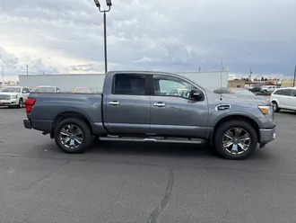 2017 Nissan Titan photo 2