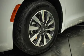 2024 CHRYSLER PACIFICA photo 3