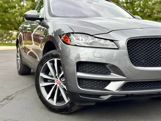2017 Jaguar F-PACE photo 2