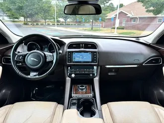 2017 Jaguar F-PACE photo 6