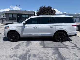 2022 Lincoln Navigator L photo 2