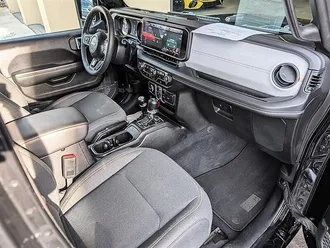 2025 Jeep Wrangler Sahara photo 4