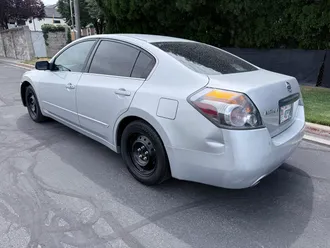 2010 Nissan Altima photo 3