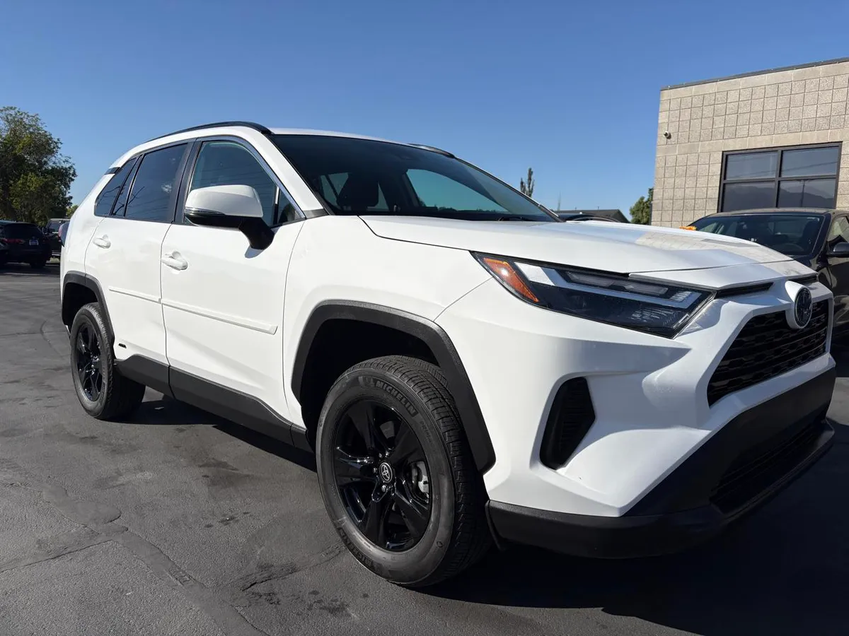 2024 Toyota RAV4 Hybrid LE AWD (Natl)