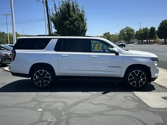 2021 Chevrolet Suburban photo 2