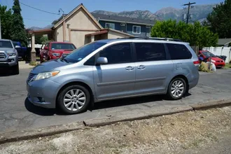 2011 Toyota Sienna photo 2