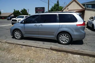 2011 Toyota Sienna photo 4