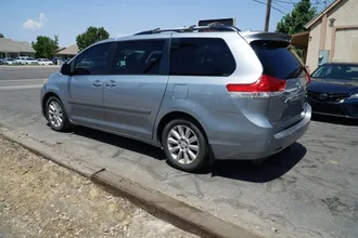 2011 Toyota Sienna photo 5