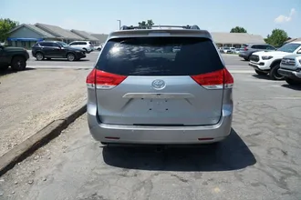 2011 Toyota Sienna photo 7