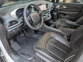 2023 Chrysler Pacifica Plug-In Hybrid Limited photo 2