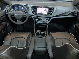 2023 Chrysler Pacifica Plug-In Hybrid Limited photo 3