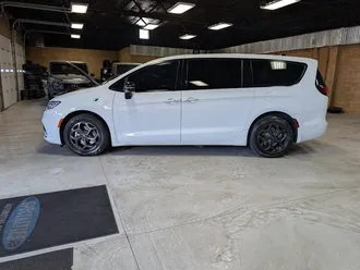 2023 Chrysler Pacifica Plug-In Hybrid Limited photo 7