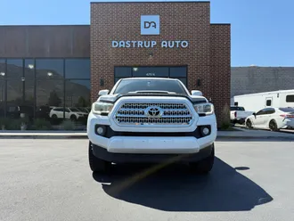 2017 Toyota Tacoma photo 2
