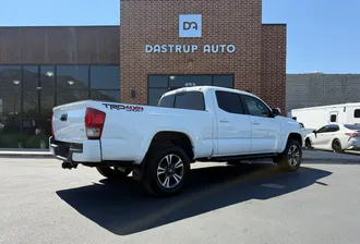 2017 Toyota Tacoma photo 6