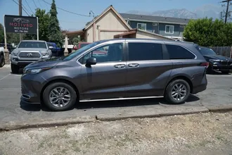 2022 Toyota Sienna photo 2