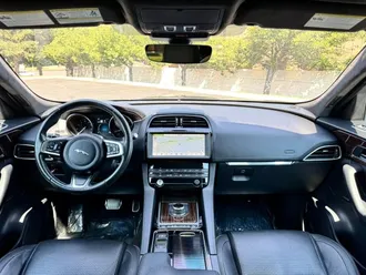 2019 Jaguar F-PACE photo 6