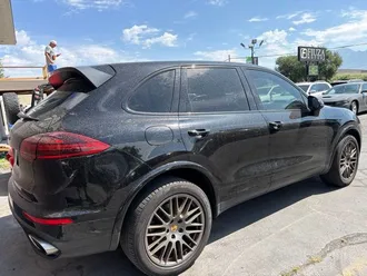 2017 Porsche Cayenne photo 2