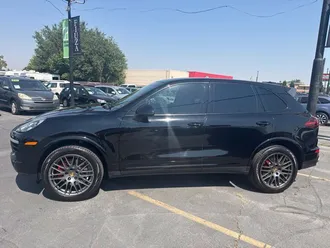 2017 Porsche Cayenne photo 2
