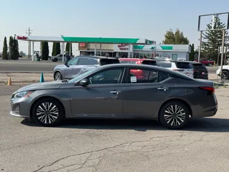 2025 Nissan Altima photo 5