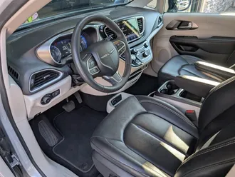 2024 Chrysler Pacifica Touring L photo 2