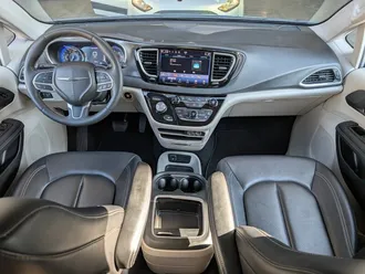 2024 Chrysler Pacifica Touring L photo 3