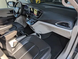 2024 Chrysler Pacifica Touring L photo 4