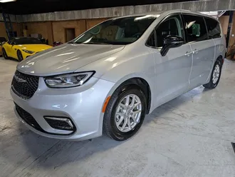 2024 Chrysler Pacifica Touring L photo 5