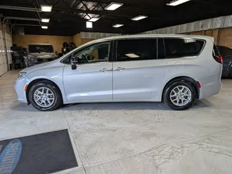 2024 Chrysler Pacifica Touring L photo 7