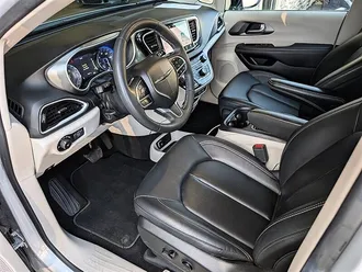 2024 Chrysler Pacifica Touring L photo 2