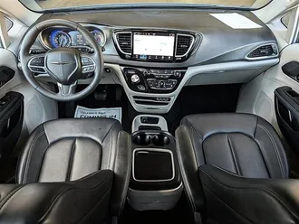2024 Chrysler Pacifica Touring L photo 3