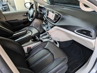 2024 Chrysler Pacifica Touring L photo 4